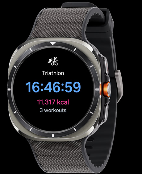 На часах Galaxy Watch Ultra открыт экран результатов тренировки по триатлону с временем, сожженными калориями и количеством тренировок.