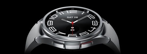 Galaxy Watch6 Classic, расположенные лицевой стороной вверх и слегка наклоненные.