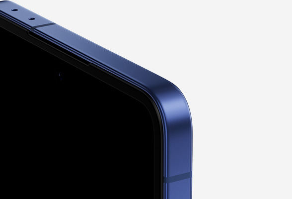 Крупный план угла Galaxy Z Flip7 с прочной алюминиевой рамой.