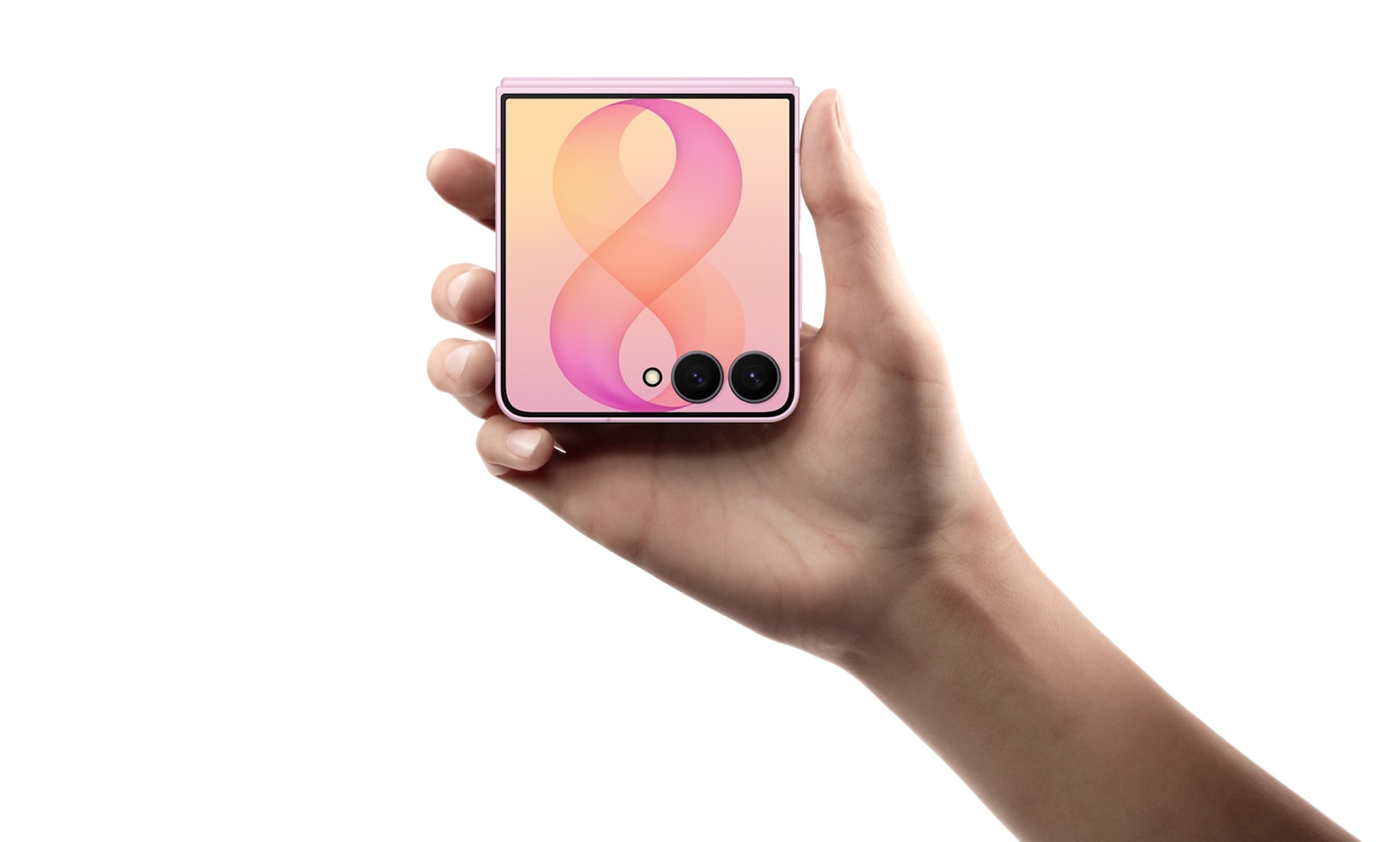 Сложенный Galaxy Z Flip8 в одной руке