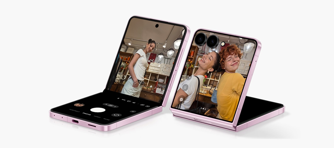 Два Galaxy Z Flip8 в режиме Flex со селфи, снятыми камерой FlexCam