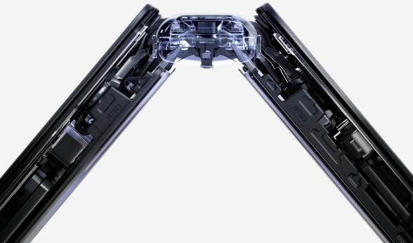 Крупным планом в стиле рентгеновского снимка изображен Galaxy Z Fold7, слегка сложенный сбоку, чтобы показать, как выглядит механизм Armor FlexHinge внутри устройства.