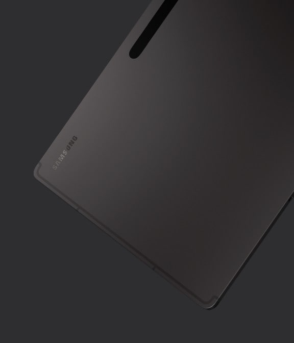 Galaxy Tab S8 Ultra con acabado en Grafito vista desde la parte posterior y ligeramente lateral para mostrar el diseño delgado.