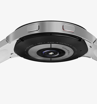 Se muestra la parte inferior de un dispositivo Galaxy Watch4 y se resalta el sensor.