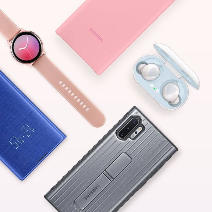 Foto plana de diversos accesorios, entre ellos la funda de vista LED, el Galaxy Watch Active2, los auriculares Galaxy y la cubierta protectora de pie
