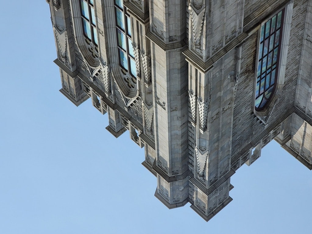 Una vista al revés de una catedral, tomada con la cámara de teleobjetivo del Galaxy Note20 Ultra.