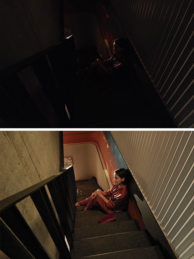 Una mujer sentada en medio de una escalera. Una toma con el Galaxy Note20 Ultra sin el modo Noche y la otra toma con el modo Noche. La imagen filmada con el modo Noche es nítida, detallada y tiene más color que la otra foto.