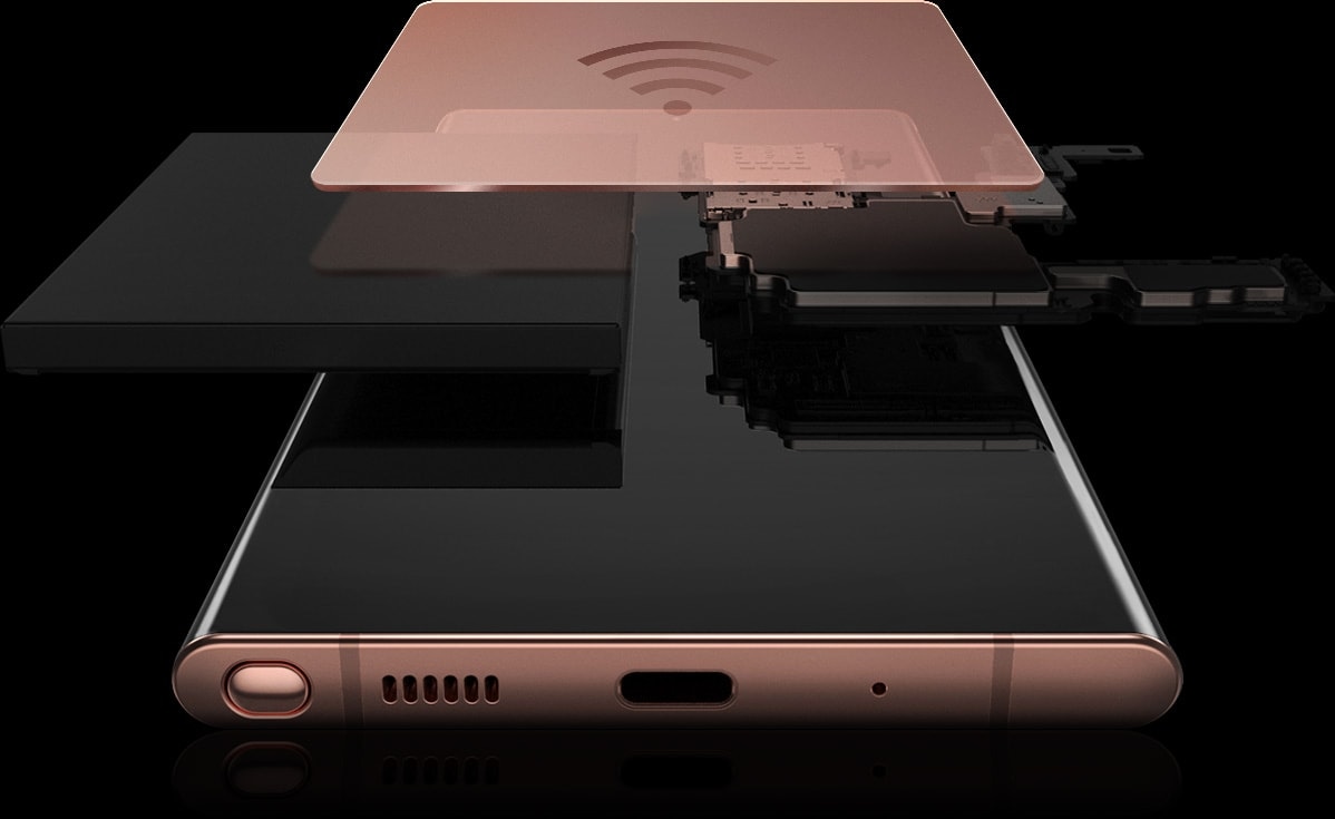 Se muestra la mitad inferior del Galaxy Note20 Ultra desde un ángulo extremo para mostrar su puerto de carga, el altavoz y el compartimiento del S Pen. Flotando sobre la pantalla hay piezas del hardware con un chip de bronce con el logotipo de “wifi” en la parte superior.