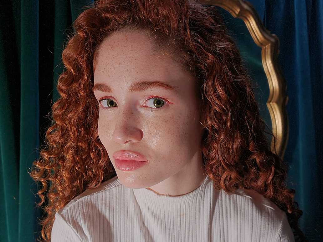 Foto nocturna brillante de una mujer tomada en Galaxy S20 plus que muestra la diferencia de brillo entre una foto con poca luz tomada en modo automático y cuando se toma con el modo nocturno