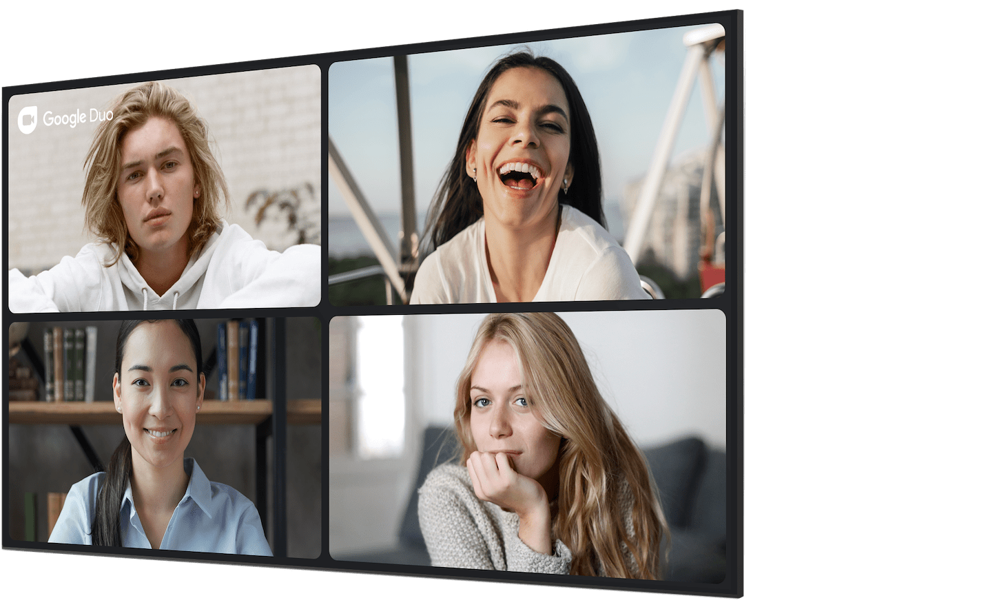 TV en la pared que muestra un videochat entre cuatro amigos.