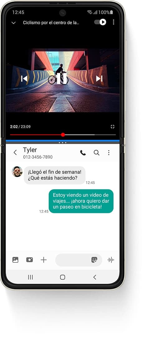 Un Galaxy Z Flip3 5G desplegado en Multi Active Window, con un video de YouTube en la parte superior, un video llamado Cycling Through Downtown (Ciclismo por el centro) y una persona parada en una bicicleta en una rampa. La aplicación Mensajes en la parte inferior y un mensaje de texto recibido de Tyler que dice: “It's finally the weekend! What are you doing?” (¡Llegó el fin de semana! ¿Qué estás haciendo?). El mensaje de texto enviado dice “I'm watching a travel video... and now I want to go on a bike ride, lol” (Estoy viendo un video de viaje... ¡ahora quiero dar un paseo en bicicleta!).