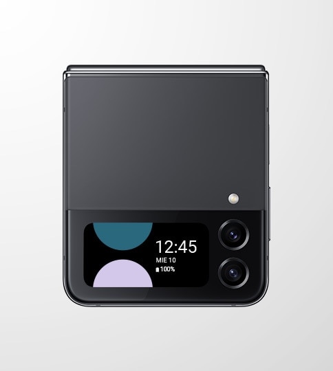 Un Galaxy Z Flip4 en color Grafito plegado y visto desde dos ángulos para mostrar la cubierta Front Cover y la bisagra.