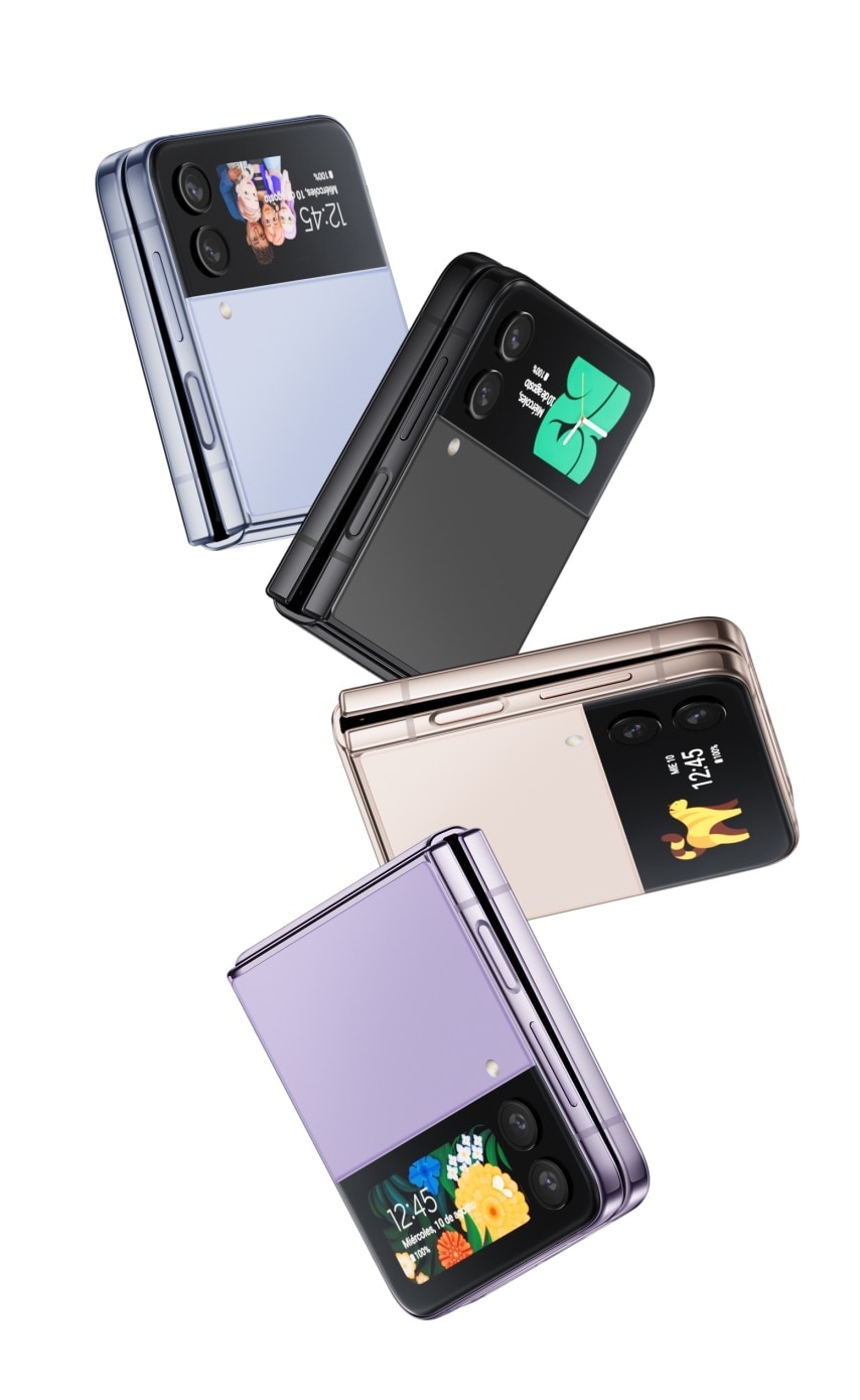 Cuatro smartphones Galaxy Z Flip4, todos plegados y vistos desde un ángulo que muestra el lateral y la cubierta Front Cover. Cada uno representa los colores Azul, Grafito, Oro rosado y Púrpura bora. Las pantallas externas muestran una forma diferente de personalizar la esfera del reloj.