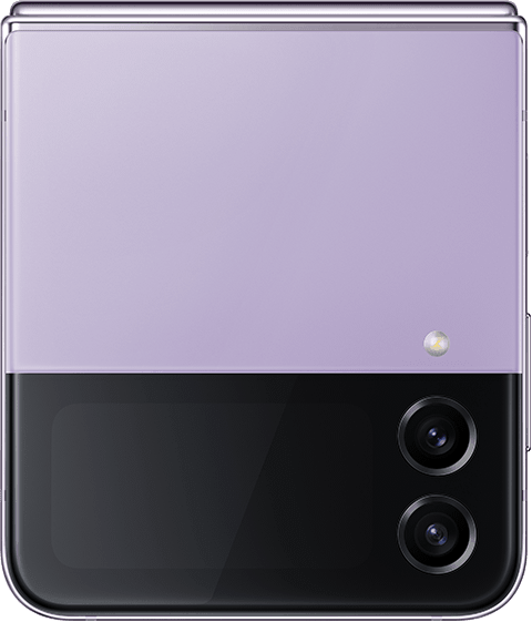 La cubierta Front Cover de un Galaxy Z Flip4 de costado con una persona tomándose una selfie que se muestra en la pantalla Cover Screen de forma vertical. El smartphone gira y la foto gira en consecuencia y muestra su relación de aspecto original en la pantalla Cover Screen, que ahora está horizontal.