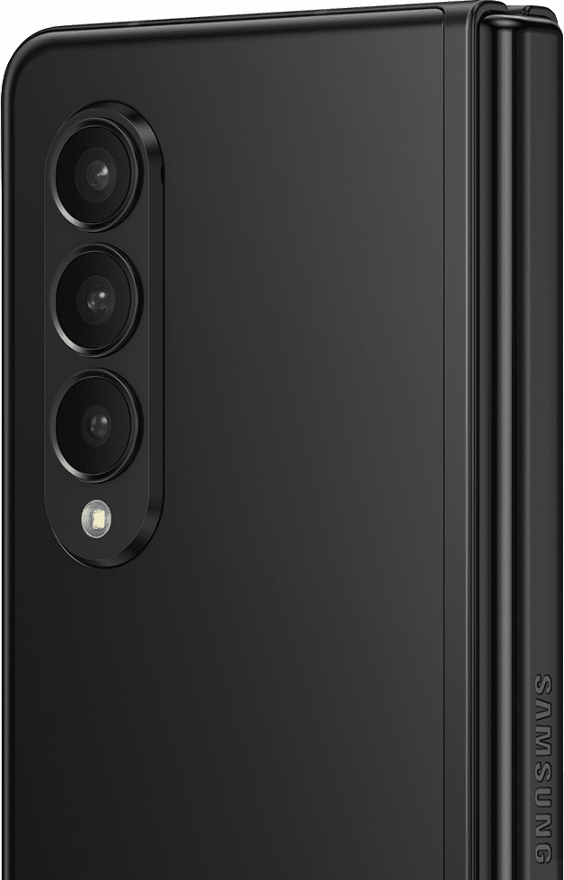Tres teléfonos Galaxy Z Fold3 5G, uno en negro fantasma, otro en verde fantasma y otro en plateado fantasma, todos plegados y vistos desde la parte posterior.