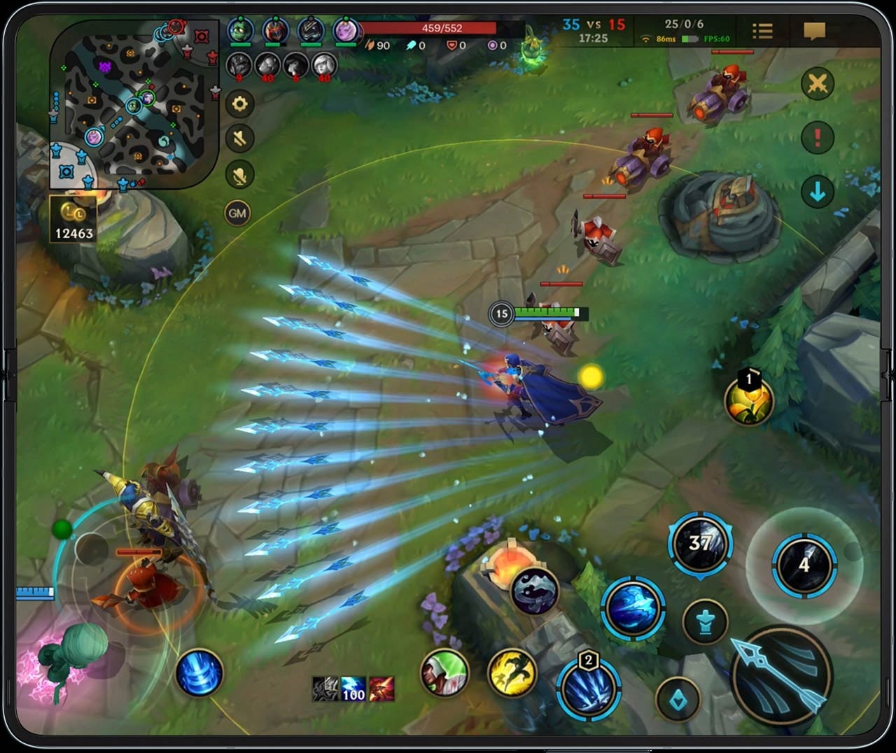 Un Galaxy Z Fold4 desplegado con una escena de League of Legends: Wild Rift en la pantalla principal. El personaje principal está disparando flechas azules brillantes en múltiples direcciones y el contenido es fluido.