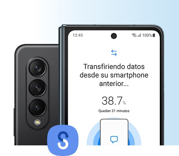 Un dispositivo plegable más antiguo visto desde la parte posterior y un Galaxy Z Fold4 abierto para mostrar la pantalla principal. Los smartphones están colocados de forma consecutiva y el ícono de Smart Switch está en el centro. En la pantalla del Galaxy Z Fold4 se encuentra la aplicación Smart Switch que muestra que la transferencia de datos del dispositivo antiguo está en curso.