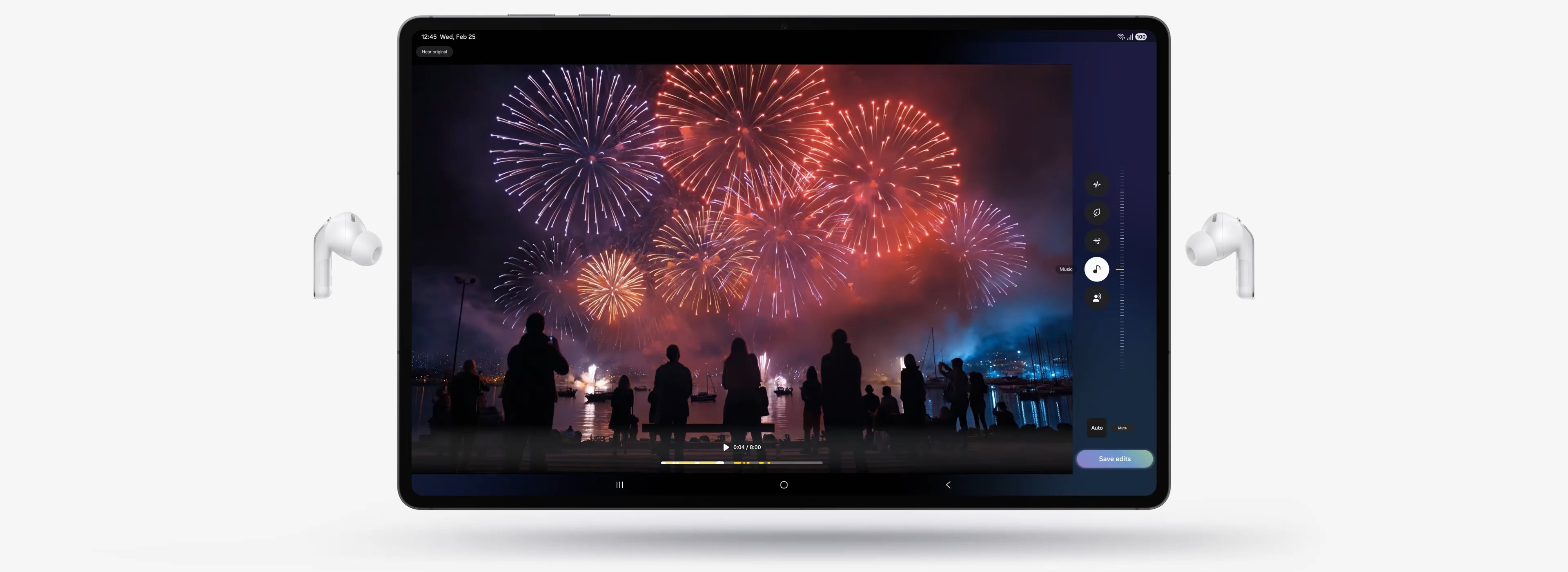 سماعتان من فئة Galaxy Buds4 Pro باللون الأبيض، وفي الوسط جهاز Galaxy Tab، في إشارة إلى أنه قد تم استخدام سماعات Buds لمشاهدة المحتوى. يظهر هاتف Galaxy مع عرض اسم المتصل Ava. يتم إقران سماعة  Galaxy Buds4 Pro مع الهاتف الذكي عبر بلوتوث لإجراء الاتصال. يختفي الهاتف ويظهر جهاز Galaxy Tab في الوسط من جديد، في إشارة إلى ميزة Auto Switch.