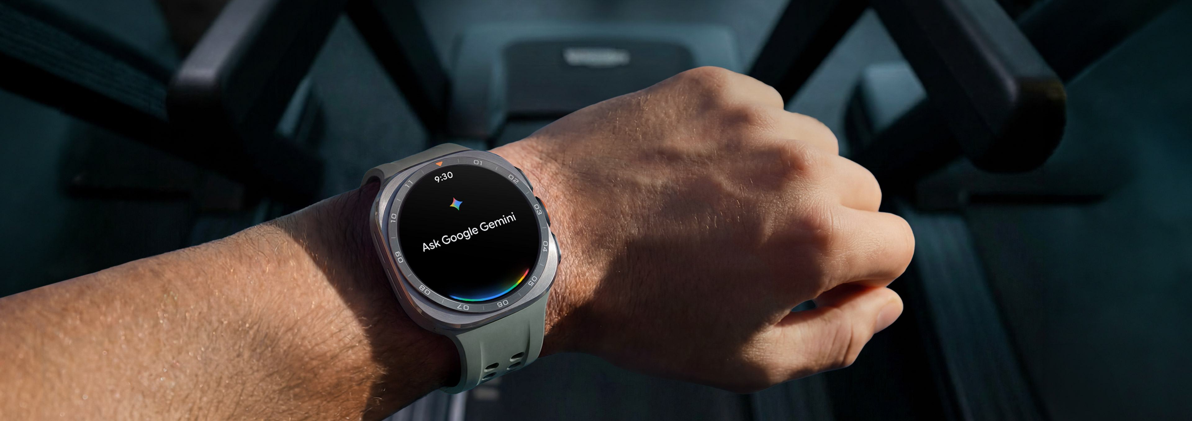 شخص يمارس الجري على جهاز المشي ويرتدي ساعة Galaxy Watch Ultra2 بلون فضي تيتانيوم مع حزام بحري بلون زيتوني، وقد رفع معصمه لتظهر على الشاشة النص "اسأل Google Gemini"، ما يبرز ميزة Raise-to-Talk على ساعة Galaxy Watch Ultra2.