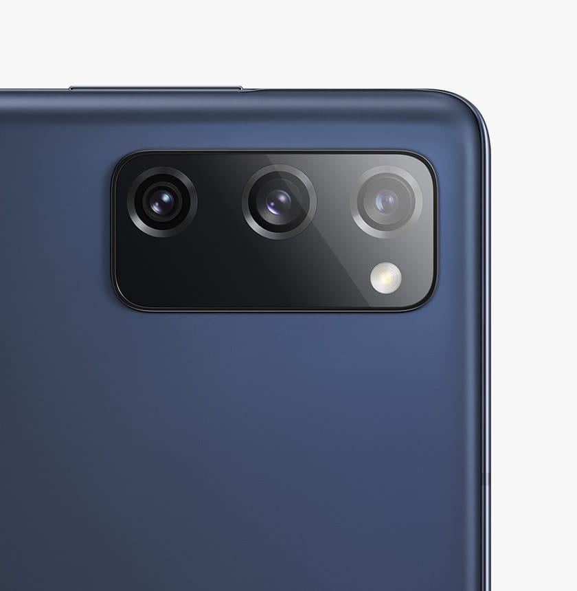 Debesų mėlynos spalvos Galaxy S20 FE galinė kamera.
