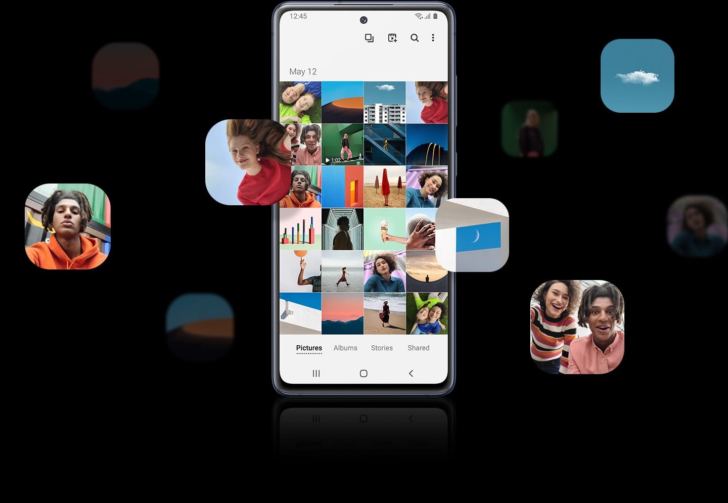 Galaxy S20 FE matomas iš priekio su „Galerijos“ programėle ekrane. Telefoną supa su Galaxy S20 FE padarytų nuotraukų miniatiūros, norint parodyti kiek daug nuotraukų ir vaizdo įrašų galima išsaugoti daugiau kaip 1 TB atmintyje.
