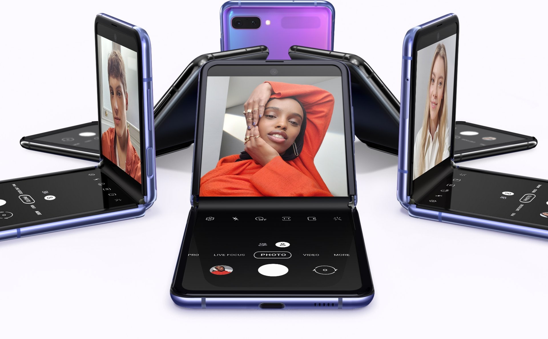 Seis Galaxy Z Flip en Mirror Purple y Mirror Black en un círculo en varios ángulos. Uno tiene una selfie de un hombre, otro tiene una selfie de una mujer, y otro tiene una selfie diferente de una mujer en la pantalla