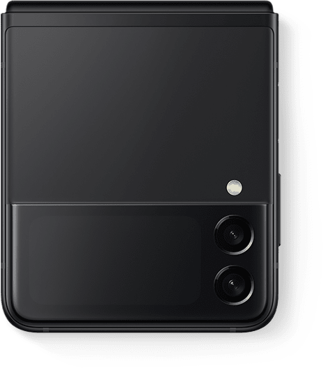 Un Galaxy Z Flip3 5G en color Phantom Black plegado y visto desde la cubierta Front Cover.