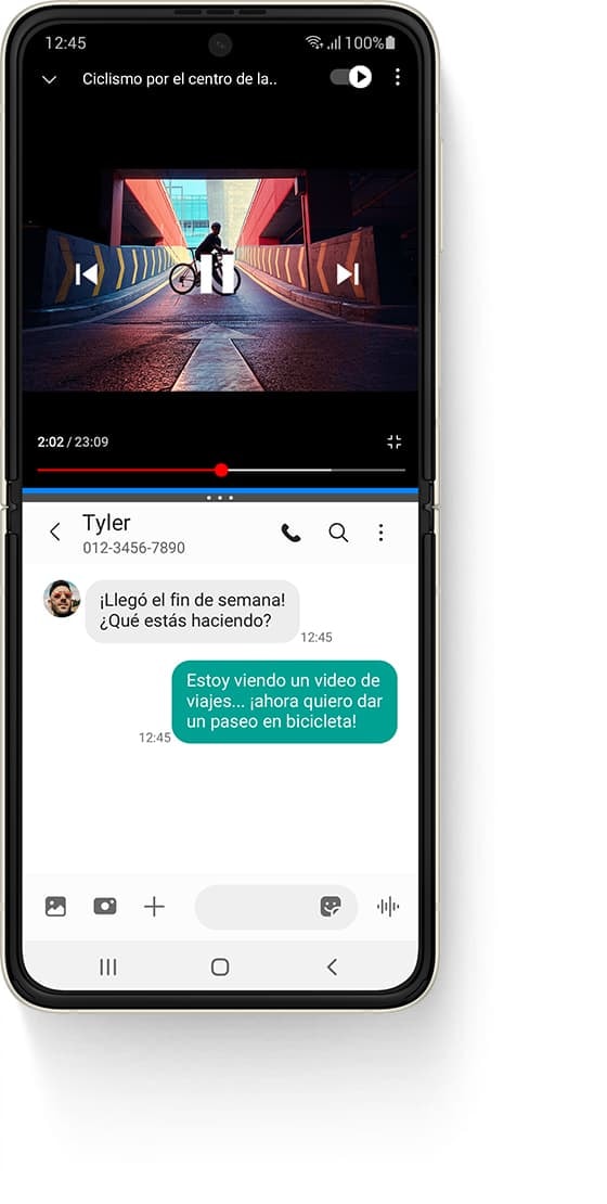 Un Galaxy Z Flip3 5G desplegado en Multi Active Window, con un video de YouTube en la parte superior, un video llamado “Ir en bicicleta por el centro” y una persona parada en una bicicleta sobre una rampa. La aplicación Mensajes en la parte inferior y el mensaje de texto recibido de Tyler dice: "¡Llegó el fin de semana! ¿Qué estás haciendo?”. El mensaje de texto enviado dice: "Estoy viendo un video de viajes... y ahora quiero dar un paseo en bicicleta, jaja".