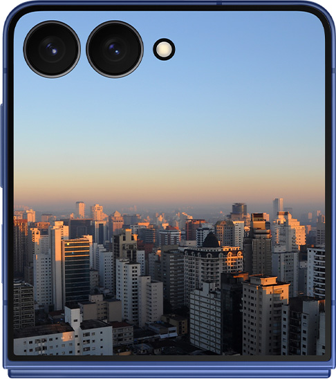 La pantalla brillante del Galaxy Z Flip7 está impulsada por Vision Booster, que mejora la visibilidad de la pantalla.