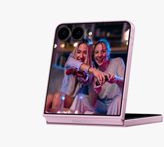 Se aprecia un Galaxy Z Flip8 en FlexMode. Se tomó una selfie a manos libres mediante FlexCam.