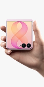 Se aprecia un Galaxy Z Flip8 plegado, sostenido cómodamente con una mano.