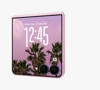 Se aprecia un Galaxy Z Flip8 plegado en la pantalla exterior. Aparece un widget de foto con reloj en la FlexWindow.