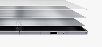 Se muestra un Galaxy Z Fold8 desplegado, visto desde abajo. Se aprecian dos capas de titanio entre el dispositivo y la pantalla.