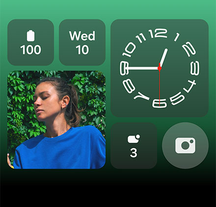 A customized informative clock style features a photo, clock, date, battery, notification counter and shortcut icon to the camera.