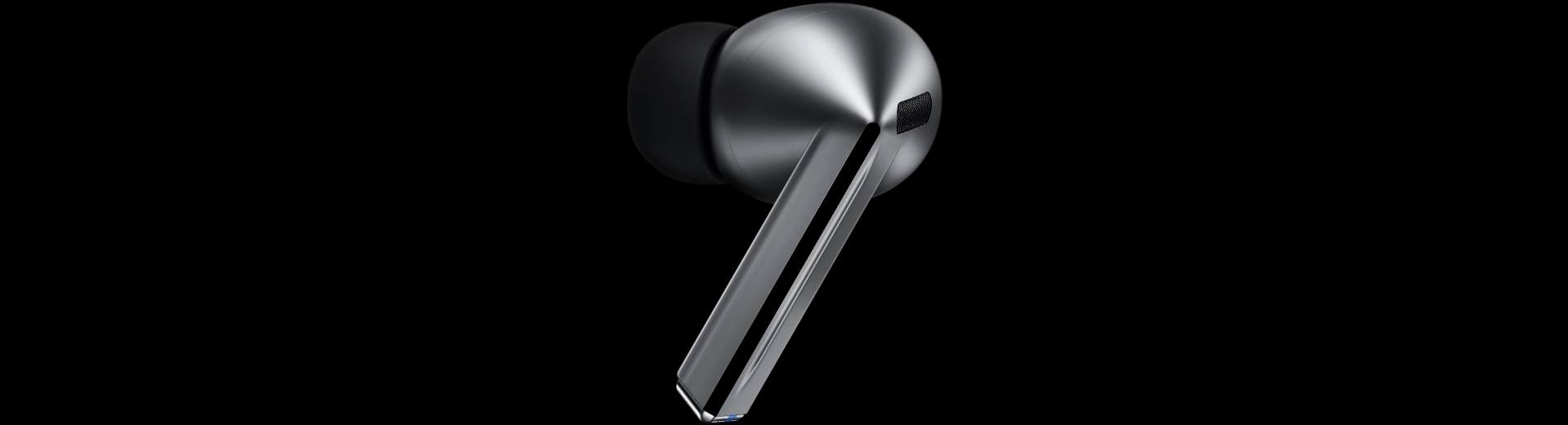 Un seul écouteur Galaxy Buds3 Pro Argent présentant les fonctionnalités Blade Lights, Pare-vent, Balayage et Commande par pincement.