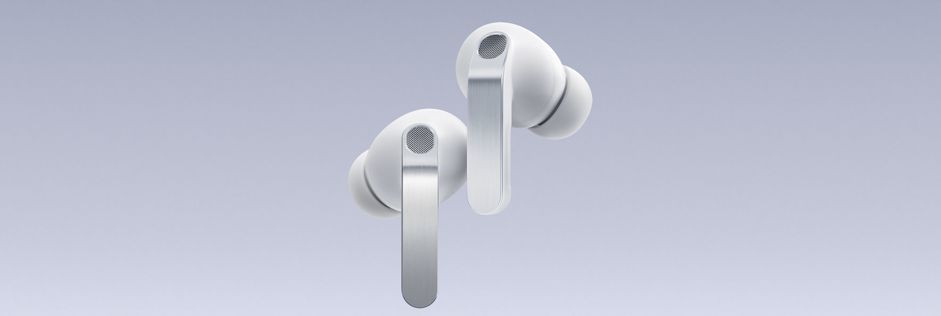 Une paire de Galaxy Buds4 Pro blancs survole l’écouteur gauche légèrement plus bas que l’écouteur droit.