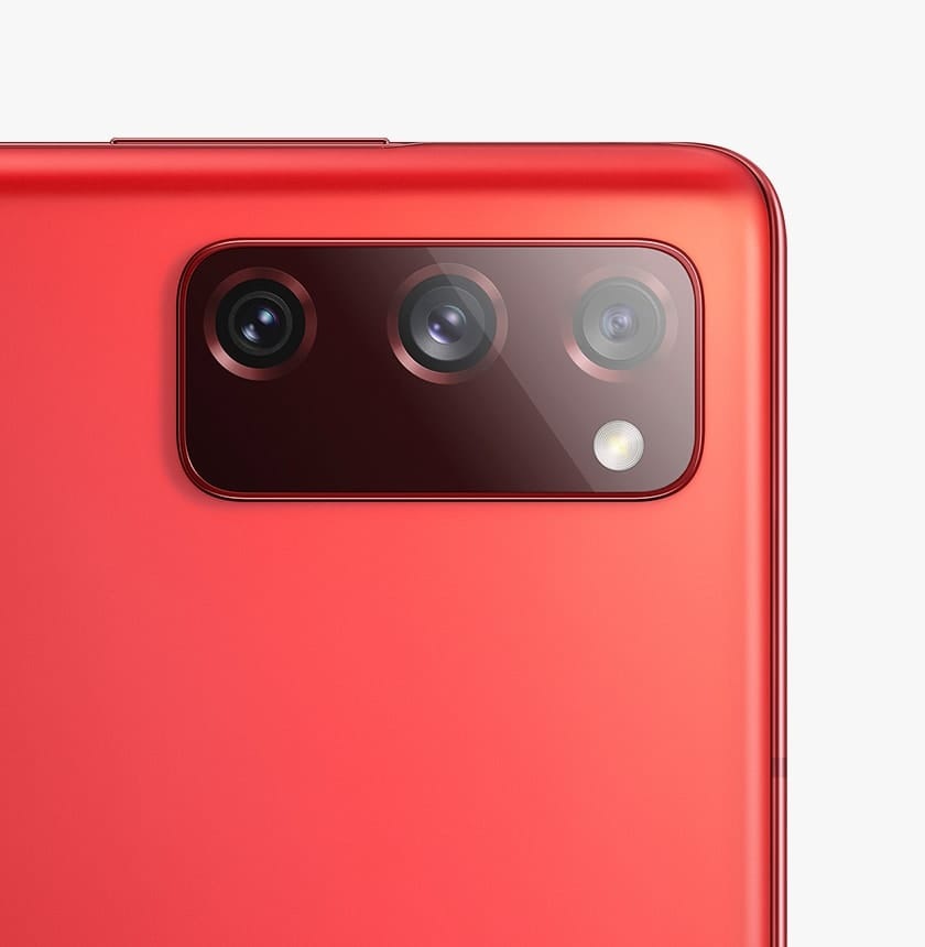 L’appareil photo arrière du Galaxy S20 FE en Cloud Red.
