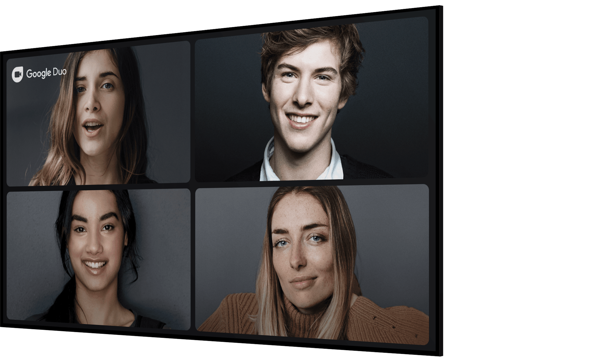 TV vue sous un angle, montrant un appel vidéo de Google Duo avec quatre personnes à l'écran.