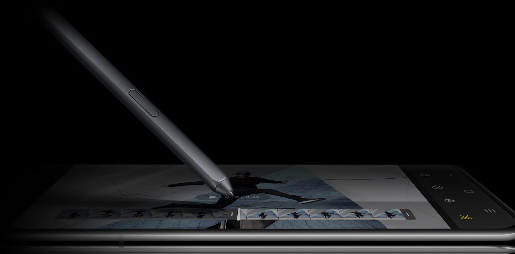 S Pen vu de côté utilisé sur le Galaxy S21 Ultra 5G avec l'interface graphique de montage vidéo du téléphone à l'écran.