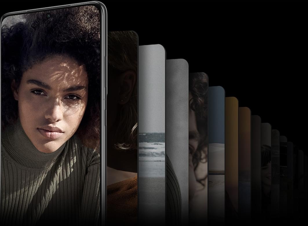 Galaxy S21 Ultra 5G vue de face avec l'image d'une femme regardant la caméra à l'écran. Une galerie de d'images est vue derrière pour illustrer l'énorme espace de stockage.
