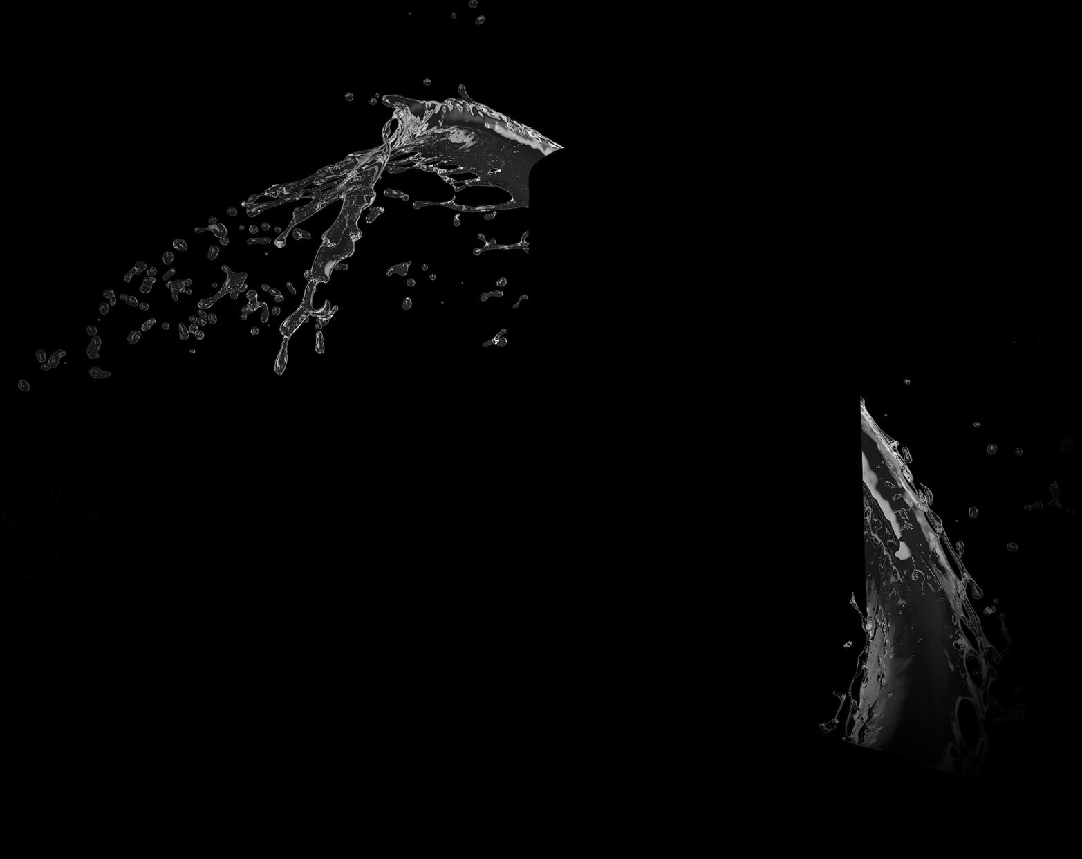 Galaxy S21 Ultra 5G vue de l'arrière, éclaboussée par l'eau pour représenter la résistance à l'eau de IP68.