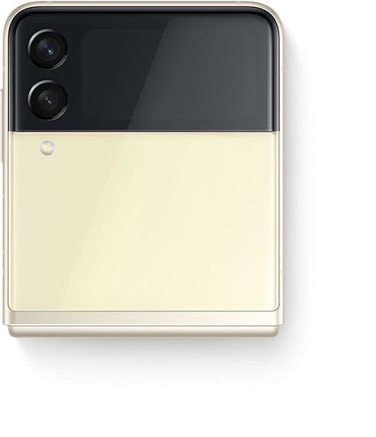 Le Galaxy Z Flip3 5G plié vu de la couverture avant avec un selfie de groupe sur l'écran de couverture, capturé avec Quick Shot.