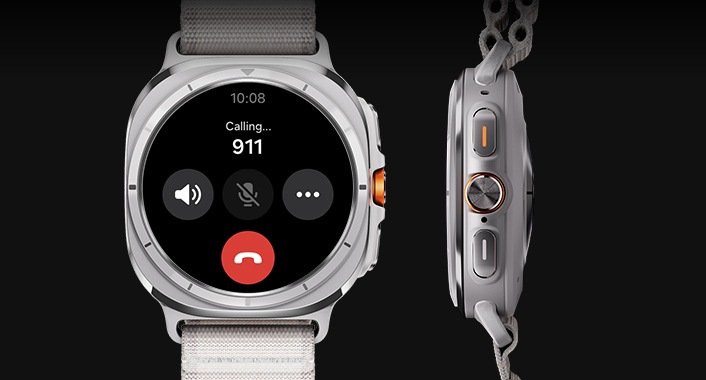 En Galaxy Watch Ultra med Emergency SOS-samtaleskjermen med teksten 'Ringer... 911' vises. Ved siden av den er en sidevisning av klokken som viser tre knapper inkludert hjemknappen.