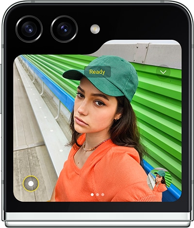 A selfie is portrayed in the photo preview interface of the Flex Window on the Galaxy Z Flip5 smartphone. Shortcut icons and setting indicators for taking photos and videos are on the screen.