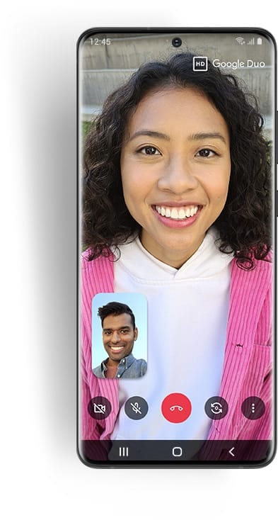 Galaxy S20 Ultra seen from the front with the Google Duo interface onscreen and two friends talking to each other. The video is in Full High Definition thanks to Google Duo and the friends can chat even if they’re on different OS
