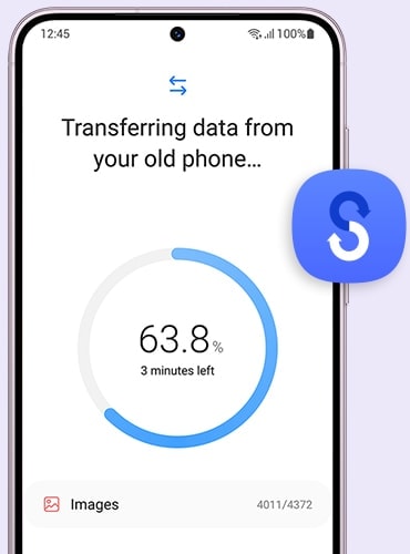 The display of a Galaxy S23 shows the progress bar of a Smart Switch data transfer.