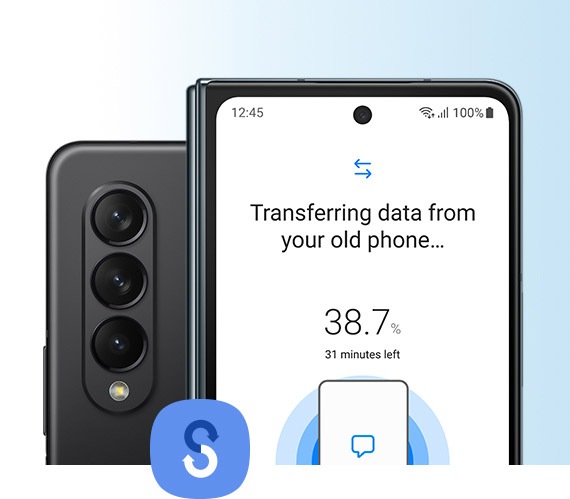 An older foldable device seen from the rear and a folded Galaxy Z Fold4 seen from the Cover Screen. The phones are placed back to back and the Smart Switch icon is in the center. On Galaxy Z Fold4's display is the Smart Switch app showing that transferring of data from the old device is in progress.