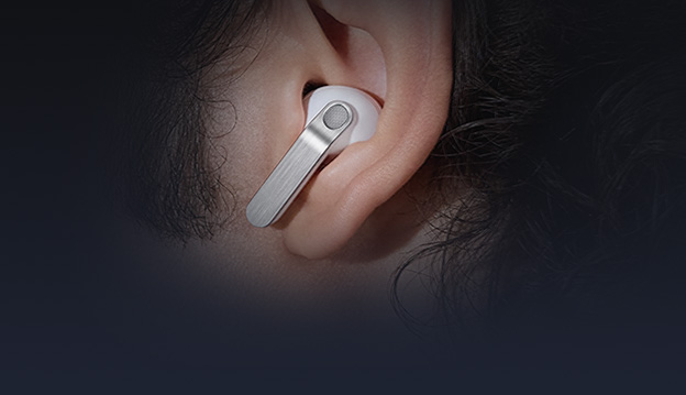 Zbliżenie na ucho z białą słuchawką Galaxy Buds4 Pro.