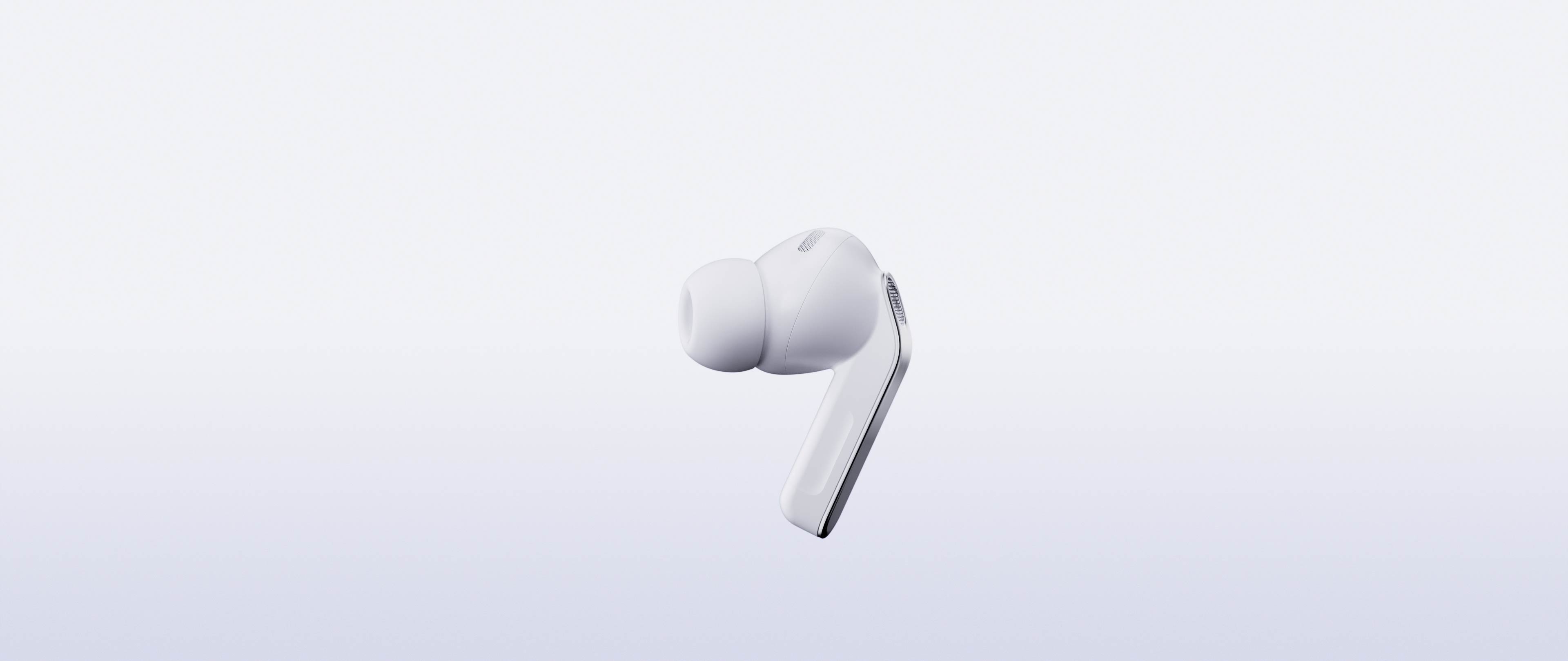 أصابع تقرص وتمرر blade على جانب سماعة Galaxy Buds4 Pro بدرجة لون أبيض، لتوضيح سهولة وملاءمة استخدام ميزة التحكم عن طريق ضم الإصبعين.