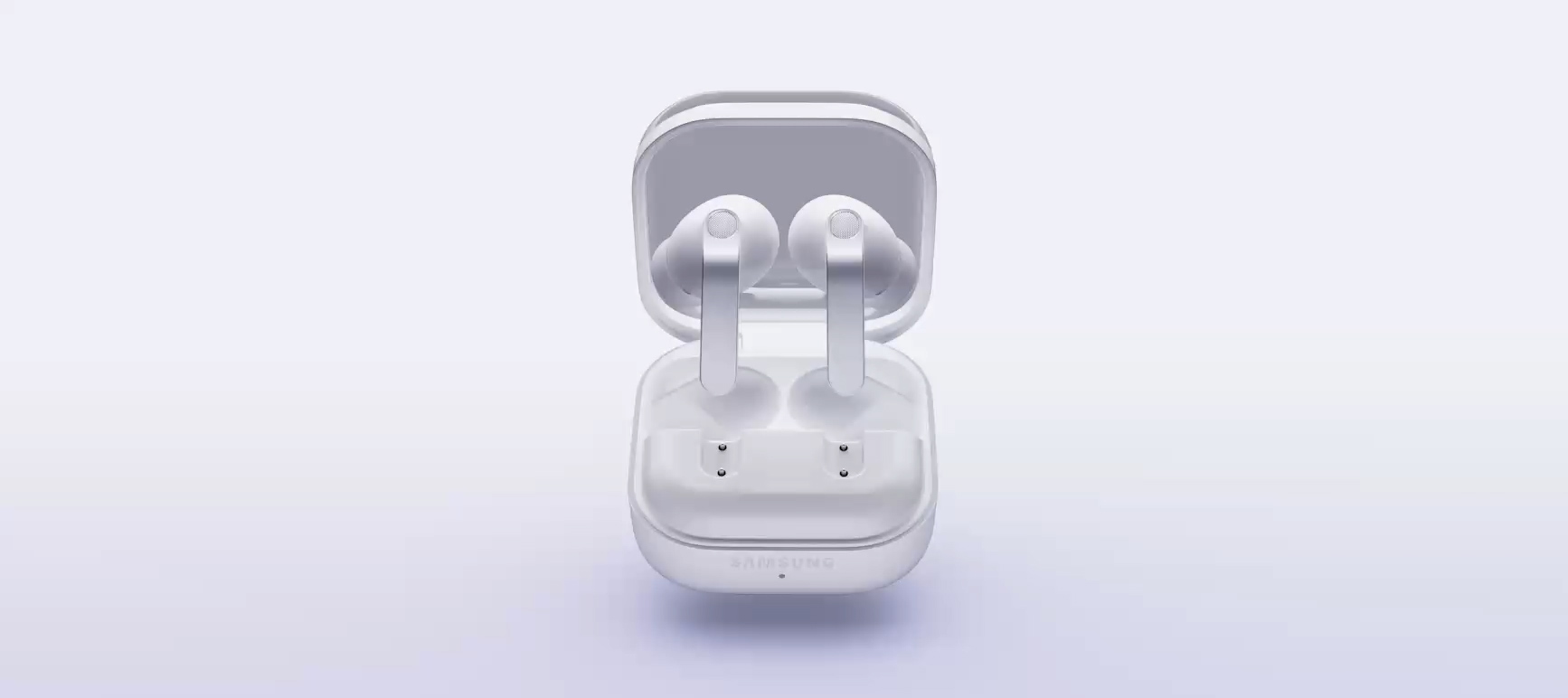 زوج من سماعات Galaxy Buds4 Pro فوق علبة الشحن المفتوحة. يتم وضع سماعات الأذن بالداخل وتدور علبة الشحن في اتجاه عقارب الساعة. يُغلق الغطاء. توضع علبة الشحن على قاعدة شحن لاسلكي تضيء عندما يضيء مصباح مؤشر البطارية الموجود على العلبة.